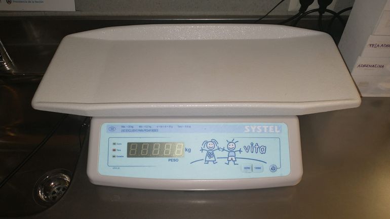 Fue al hospital y se robó la balanza para pesar a los bebés