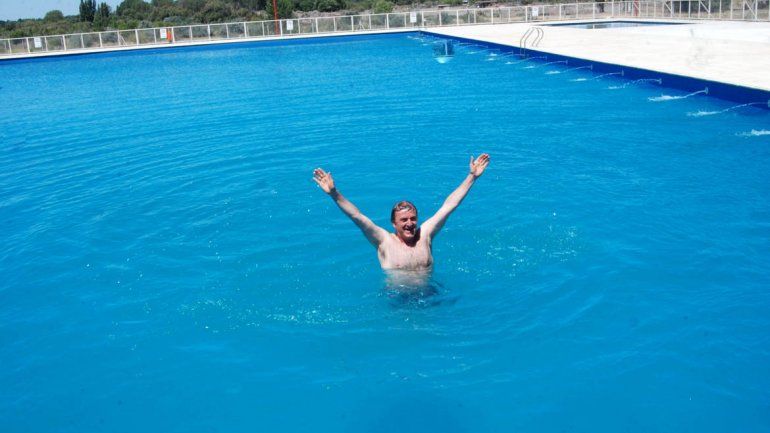 El intendente se tiró a la pileta para inaugurar la temporada.