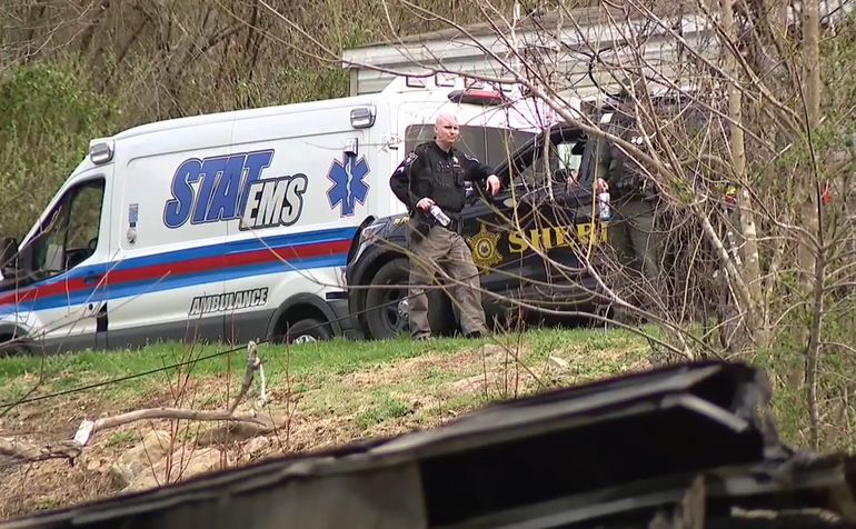 El cuerpo de la mujer fue encontrado en la parte delantera de la residencia. El cuerpo de la mujer fue encontrado en la parte delantera de la residencia.