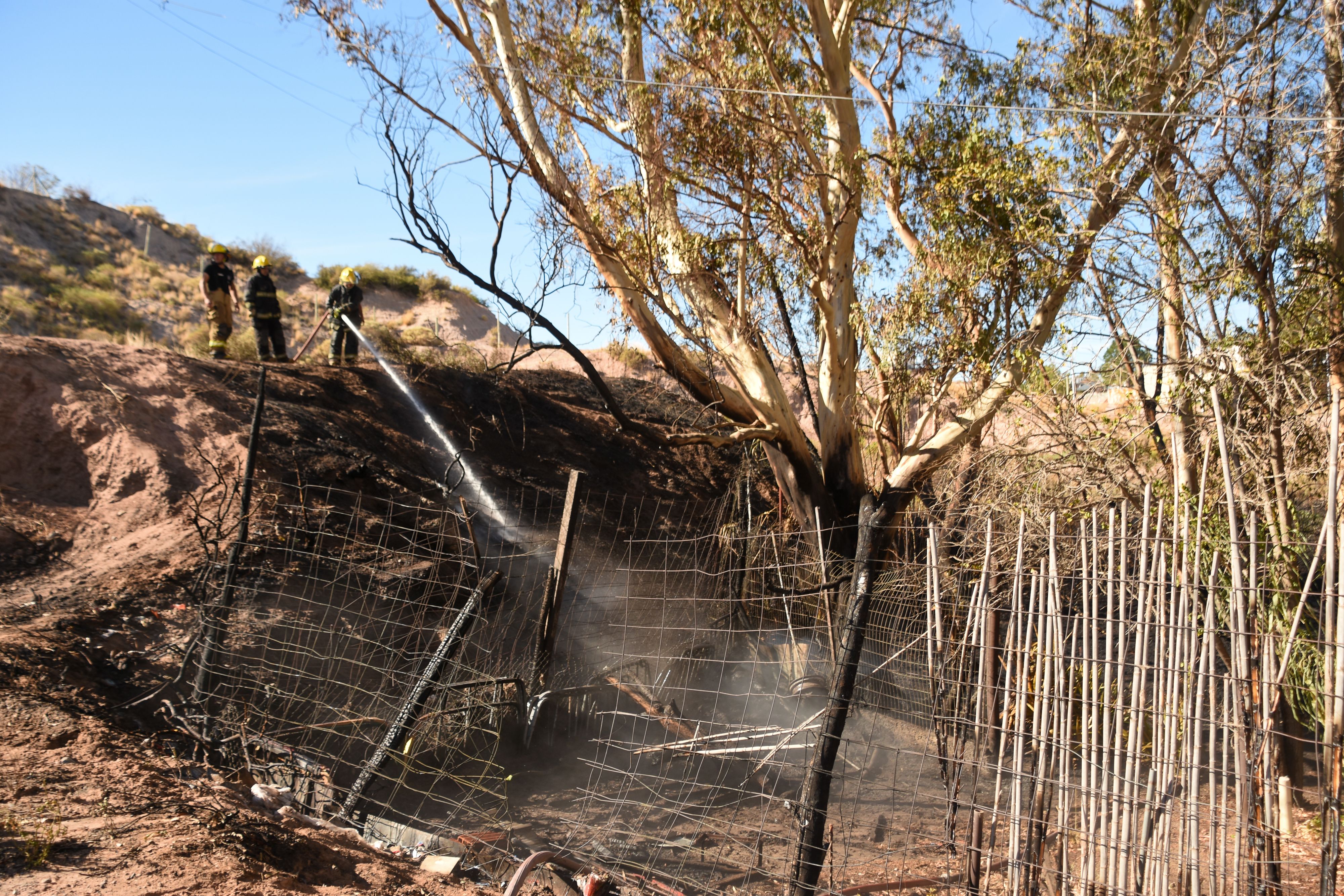Susto en el centro: incendio en un lote puso en peligro las casas