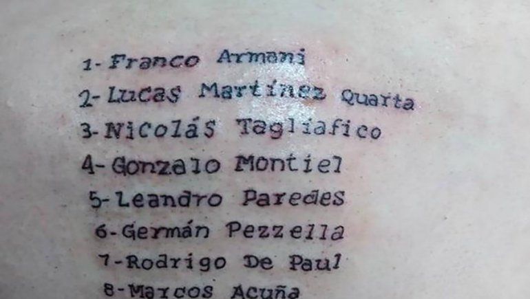 Un cordobés se tatuó todo el plantel argentino en la espalda