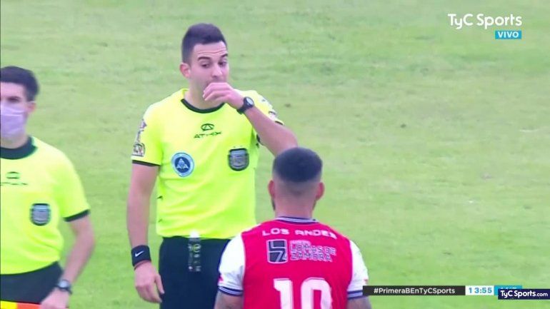 Escándalo en el ascenso: ¡le sacaron dos amarillas y siguió jugando!