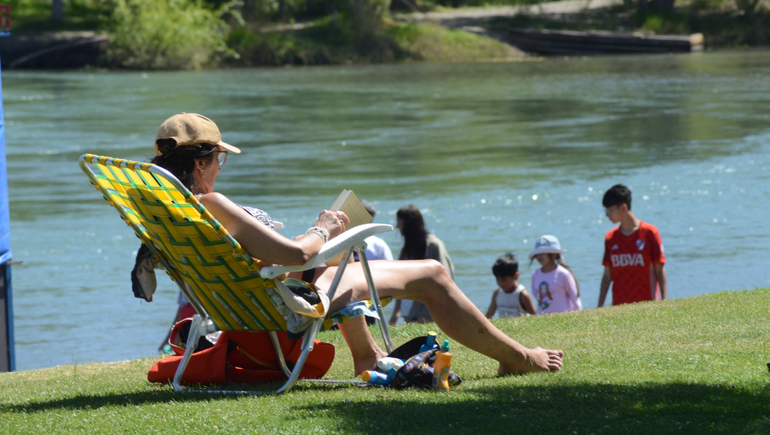 Los libros que eligen los neuquinos para leer a orillas del río