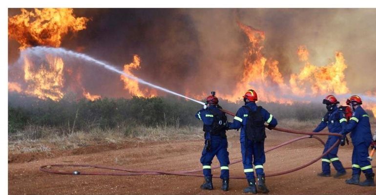 Los bombaeros no dan abasto para combatir las llamas. Los bombaeros no dan abasto para combatir las llamas.