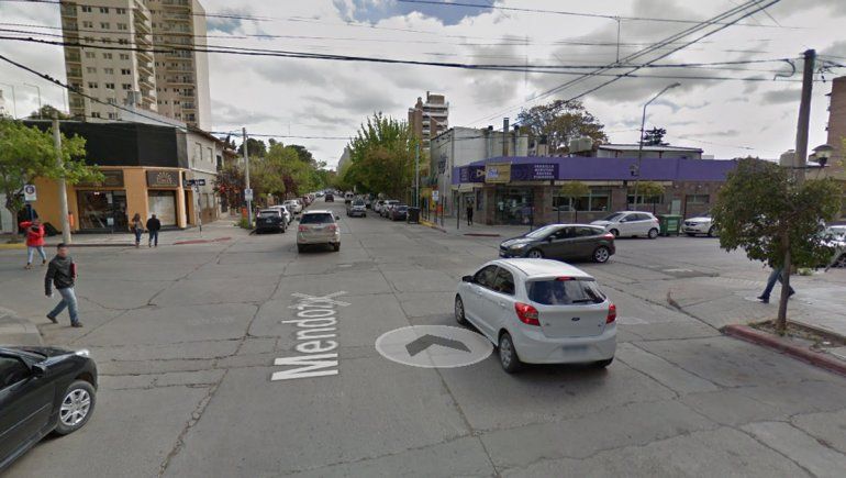 Una mujer terminó internada luego de sufrir un violento asalto de motochorros