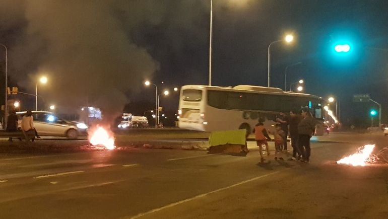 Corte en Ruta 7: el EPAS llevó agua y apunta a la Muni por falta de obras
