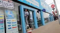 El robo se registró en la madrugada de este martes, cuando los agentes constataron la puerta de blindex destruida. El robo se registró en la madrugada de este martes, cuando los agentes constataron la puerta de blindex destruida.