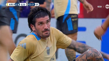 La mirada de Rodrigo de Paul a Santiago Hidalgo. La mirada de Rodrigo de Paul a Santiago Hidalgo.