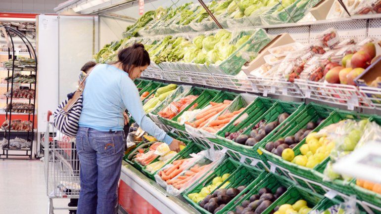 Los supermercados suelen ofrecer frutas y verduras en envases plásticos.