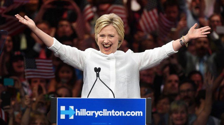 Hillary Clinton saludando a sus seguidores.