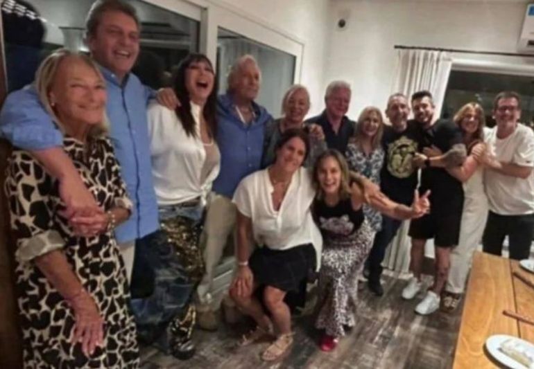 El retrato de todos los que asistieron al cumpleaños del Pato Galmarini. El retrato de todos los que asistieron al cumpleaños del Pato Galmarini.