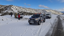 la ruta 40, protagonista del fin de semana: por la nieve y el hielo, dos camionetas volcaron