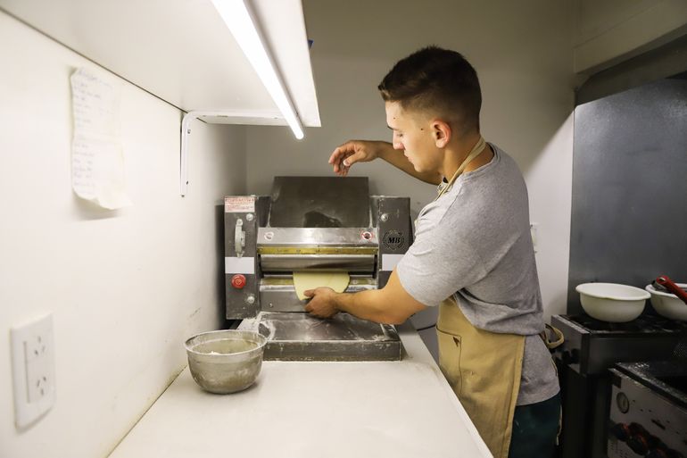 Luciano preparando la masa del cannoli. 