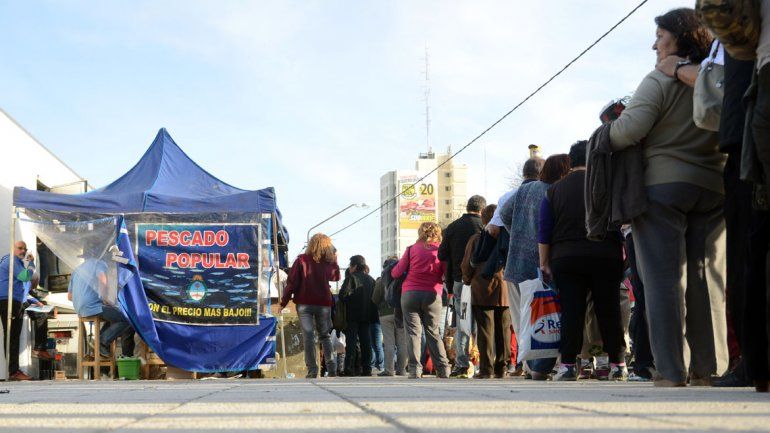 Largas filas para comprar el Pescado Popular en Neuquén. 