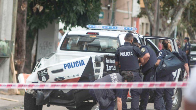 Policías haciendo pericias en el vehículo. Los familiares de la mujer no podían creer lo que había pasado.