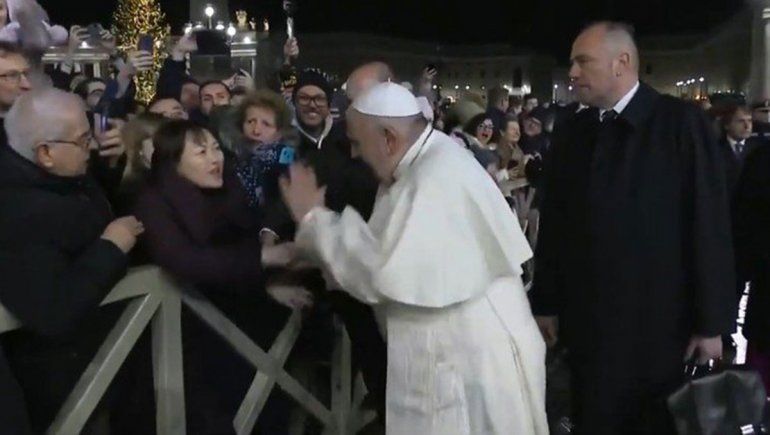 El papa Francisco pidió disculpas por el manotazo que le dio a una fiel en Plaza San Pedro