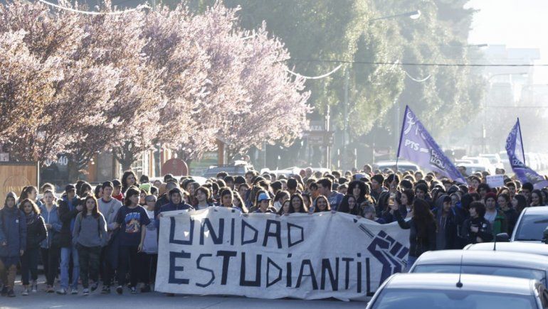 Estudiantes marchan contra el aumento del boleto en San Martín de los Andes