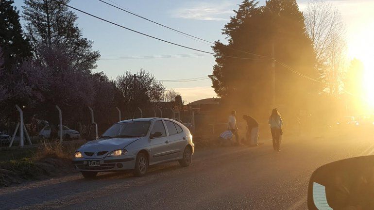 Cruzó la ruta para salvar a su hijo y murió atropellada