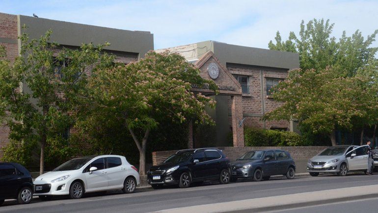 Gaido revisará la venta del lote del colegio Confluencia