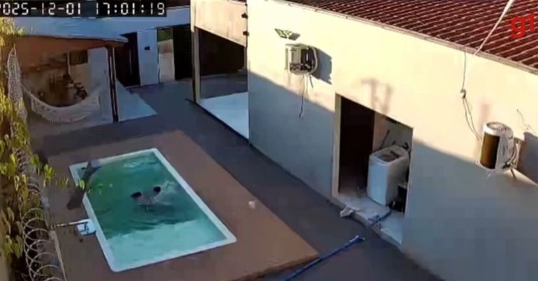 Los dos nenes quedaron atrapados bajo el agua y hasta se abrazaron mientras no podían salir por sus propios medios.