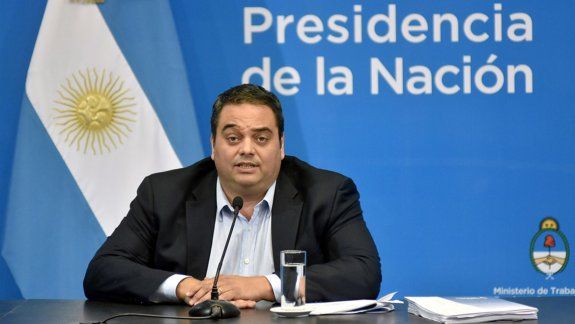La lista es de 132 personas, pero el Gobierno dice que sólo le paga a 10.
