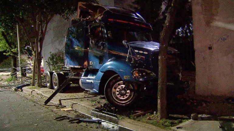 Camión pasó en rojo y embistió un auto: dos muertos