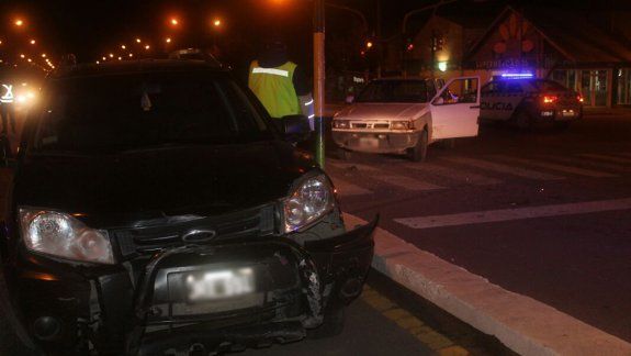 Se quedó sin frenos y chocó a una camioneta: hubo siete heridos