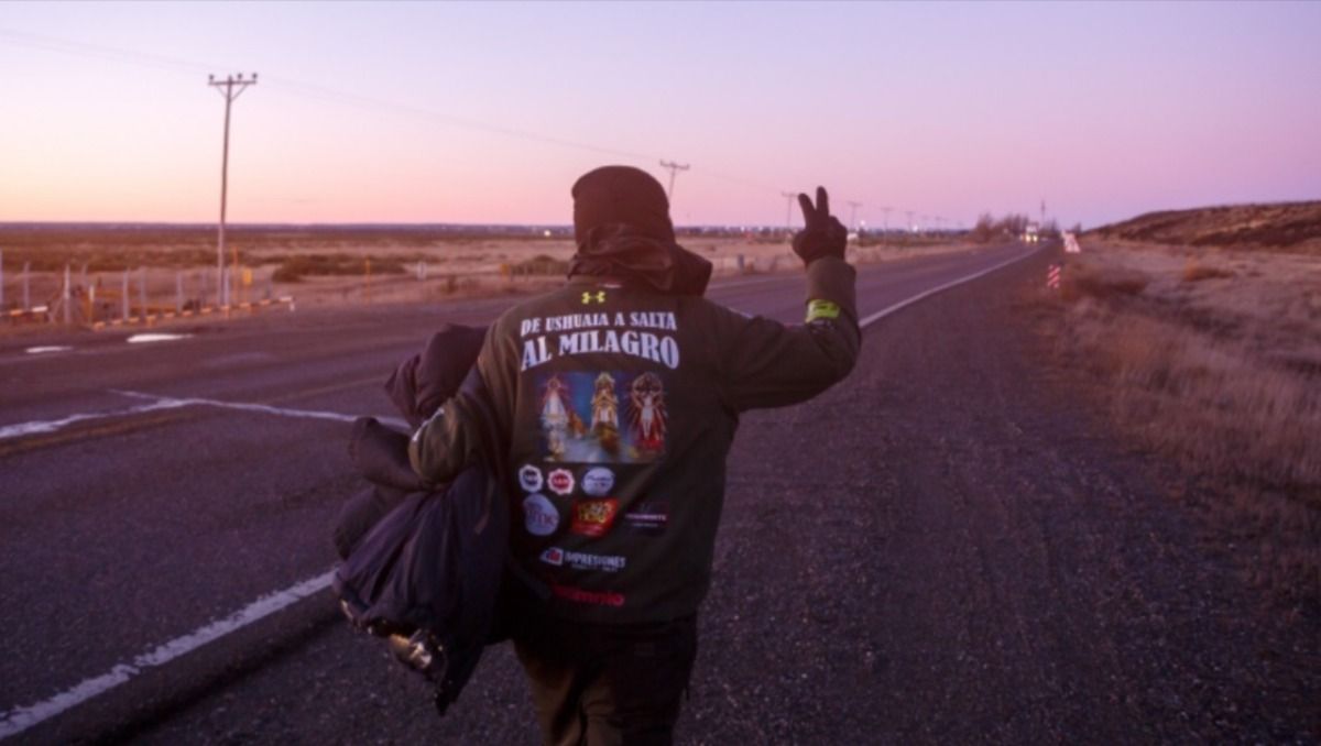 Desde que salió de Ushuaia, Marcelo sostiene un ritmo de 9 a 12 kilómetros por hora y llega a hacer 80 por día.