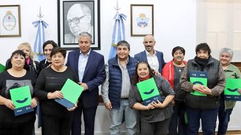 Rolando Figueroa y Carlos Quintriqueo en el acto de reconocimiento al cese laboral de personas vulnerables. Rolando Figueroa y Carlos Quintriqueo en el acto de reconocimiento al cese laboral de personas vulnerables.