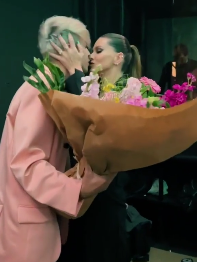 El trapero y la actriz se declaran su amor por todos los medios posibles.