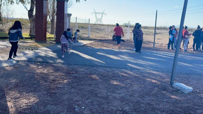 Los mapuches de la comunidad Kaxipayiñ esta tarde en el portal de ingreso de Mari Menuco