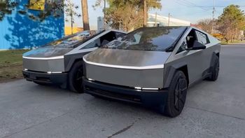 Las dos unidades de Tesla Cybertruck en la zoma franca de La Plata. Foto: @nicovaccab. Las dos unidades de Tesla Cybertruck en la zoma franca de La Plata. Foto: @nicovaccab.