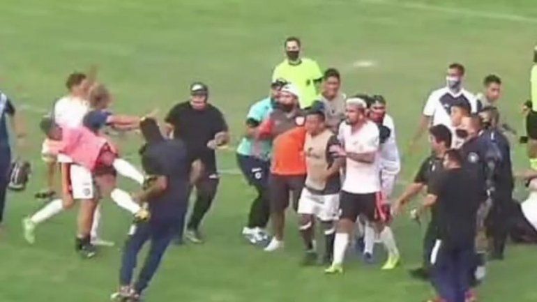 Terrible batahola y batalla campal en pleno partido.