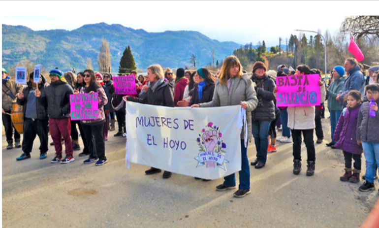 Una de las marchas realizadas en El Hoyo luego de que se conociera la denuncia de la joven, que conmocionó a la localidad. Una de las marchas realizadas en El Hoyo luego de que se conociera la denuncia de la joven, que conmocionó a la localidad.