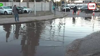 caos para ir a cipolletti: se rompio un cano de agua y se inundo todo caos para ir a cipolletti: se rompio un cano de agua y se inundo todo