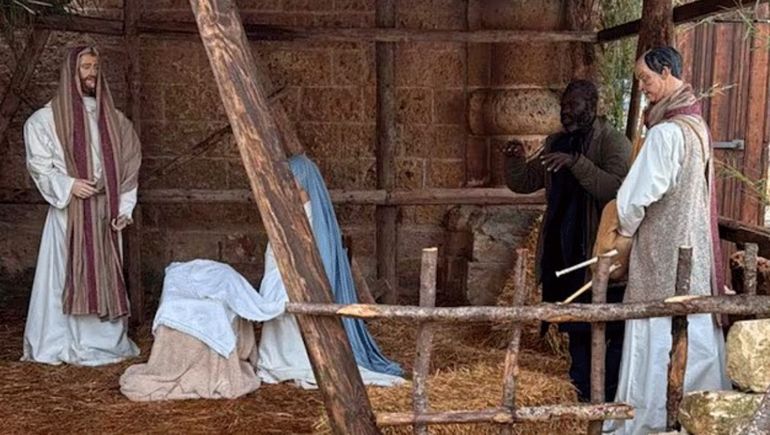 El hombre de origen ghanés que simuló ser parte de un pesebre estaba prófugo de la Justicia.