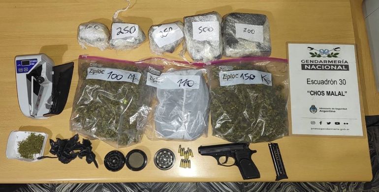 Personal de Gendarmería secuestró 1 kilo 901 gramos de cocaína, 388 gramos de marihuana, un picador, una pistola, 21 municiones, una máquina para contar billetes y dinero en efectivo. Personal de Gendarmería secuestró 1 kilo 901 gramos de cocaína, 388 gramos de marihuana, un picador, una pistola, 21 municiones, una máquina para contar billetes y dinero en efectivo.