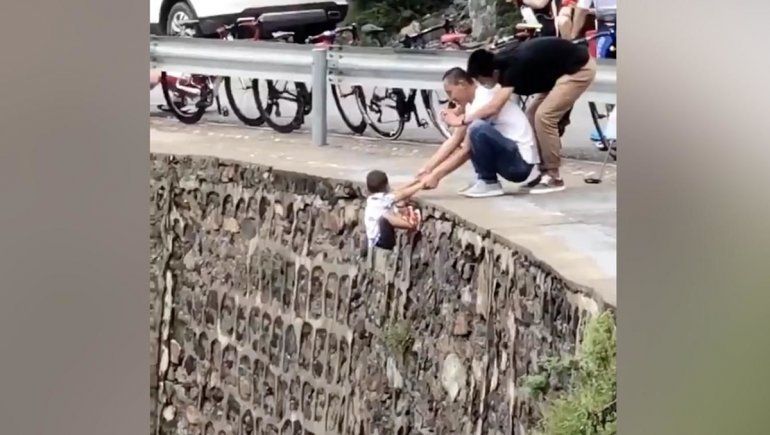 Colgó a su hijito de un precipicio para una foto
