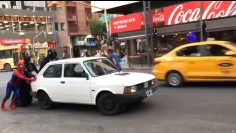 Se hizo viral: se le quedó el auto y tuvo un "súper" empujón