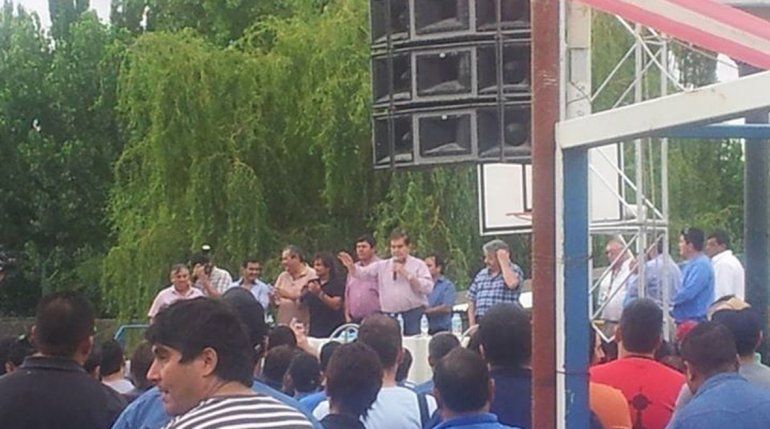 El líder petrolero encabezó ayer una asamblea en Rincón para tratar la crisis del sector. Dijo tener teléfono directo con ministros nacionales.