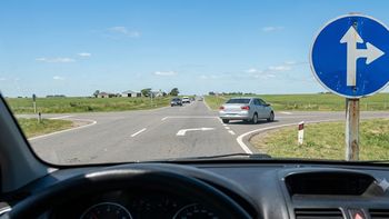 Qué significa la señal de tránsito con flecha blanca&nbsp;