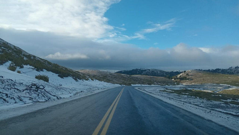 Debido al alerta por nieve Vialidad Nacional mantiene a sus equipos operando en los pasos internacionales.