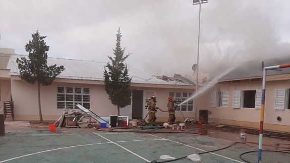 El trabajo de Bomberos para contener el incendio
