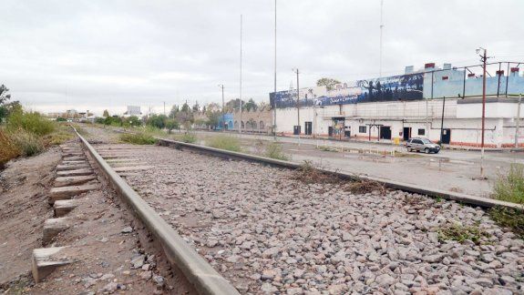 Por su estado de ebriedad, el joven no se percató del paso del tren.