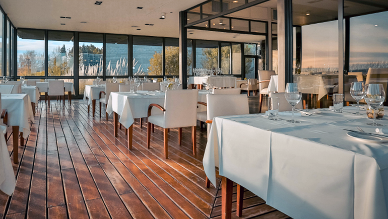 Vista principal del salón del Restaurante Saurus de Bodega Familia Schroeder Vista principal del salón del Restaurante Saurus de Bodega Familia Schroeder