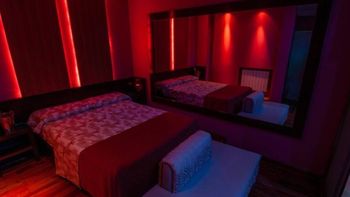 La encargada del hotel fue quien encontró al hombre sin vida tras notar que no respondía al llamado en la habitación. La encargada del hotel fue quien encontró al hombre sin vida tras notar que no respondía al llamado en la habitación.