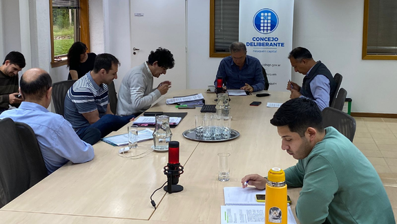 Concejales, analizando documentación para autorizar planos en viviendas de asentamientos.