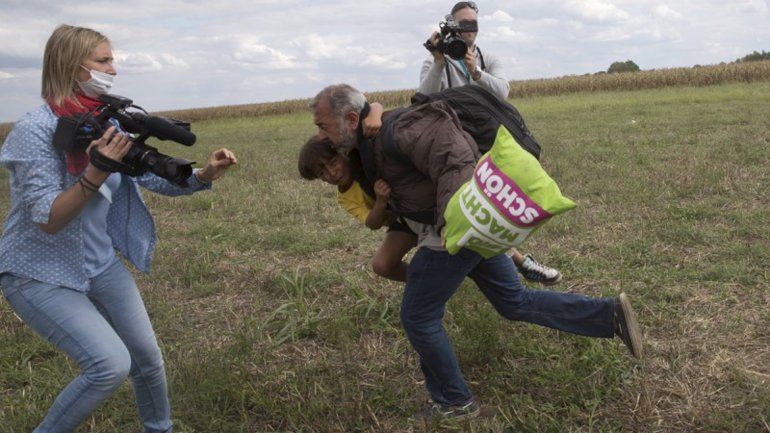 La periodista que agredió a inmigrantes busca trabajo en Rusia