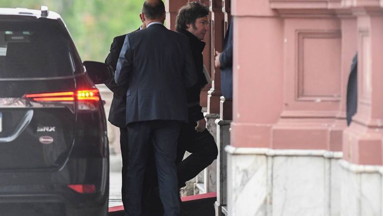 Javier Milei ingresa a Casa Rosada. Foto Télam.