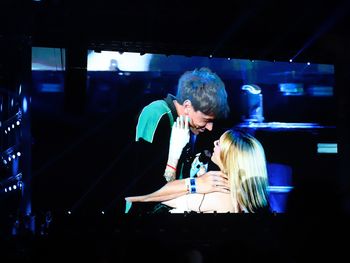 Ángela Torres y su novio Marcos Giles, se trenzaron en un beso apasionado en el escenario de la Fiesta de la Confluencia.